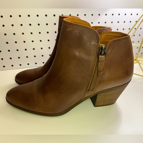 Frye Shoes - Frye Judith Double Zip Leather Ankle Boots Size 8.5 in Wheat